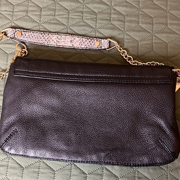 - Kenneth Cole Snake Front Handbag. - Picture 2 of 16